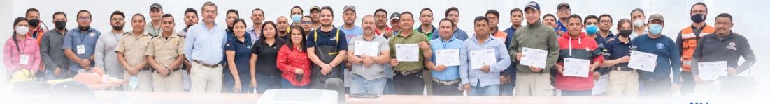 Grupo capacitado con Protección Civil de San Luis Potosí mostrando sus constancias