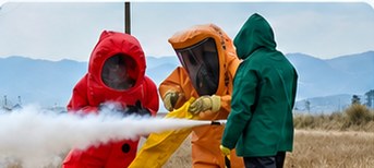 Práctica de control de fuga en campo con trajes de protección