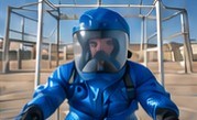 Participante con traje encapsulado nivel A durante la práctica